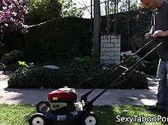 amateur babe eats pussy while banged in group?