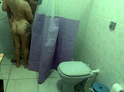 Zavěsila jsem záclonu v koupelně jen abych koukala na nevlastního syna ve sprše