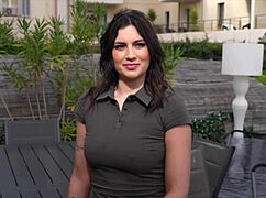 לורי החרמנית האמיתית מורמת על ידי שני גברים בשלישייה MMF