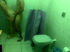 Zavěsila jsem záclonu v koupelně jen abych koukala na nevlastního syna ve sprše