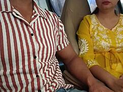 Её уговорили показать сиськи в публичной тачке