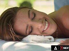 Alexis Crystal sempurna mau pantat ketatnya difuck di massage luar