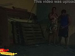 Mies väsynyt kotiin, naapuri panee vaimoa kunnolla.