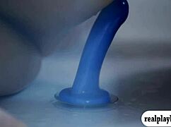Dos guarras lindas gozando fuerte con un dildo azul