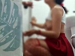 hermanastra hace entrar a su profesor a casa y follan rico