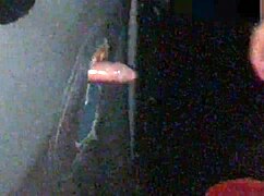 Punheta bem molhada pelo glory hole e tirando leitinho