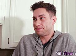 큰가슴 밀프가 자지 빨아대