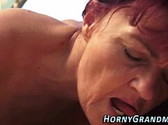 Γιαγιά με σπέρμα στο στόμα καρφώνεται με σπέρμα στο στόμα και τρύπημα από πίσω