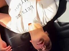 Miluju třást jeho ptákem v ústech a chutnat jeho sperma