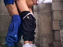 Demi-sœur s'échappe de la fac pour baise outdoor cachée corps parfait