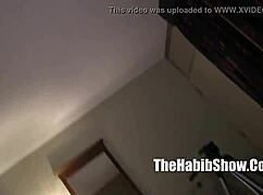 Seksi kalçalı creo tüylü paki tarafından sert sikiliyor