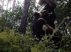 אני מזיין את אחות החורגת שלי בפה ביער כדי שהחבר שלה לא יתפוס אותנו