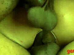 blondýnka děvka dvojitě jebaná černochy na gauči 😈