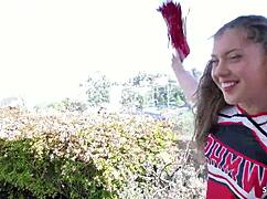 Lille 18+ cheerleader Elena Koshka lokket til hårdt knald med træner