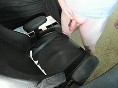 rdečelaska razpoči ogromno brezglavo na stolu