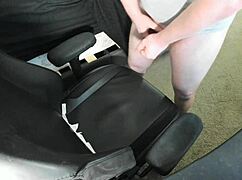 진저가 의자에 거대 사정 폭발 터뜨려