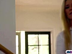 Üvey anne üvey kızı 18+ straponla yakalayıp yardım ediyor