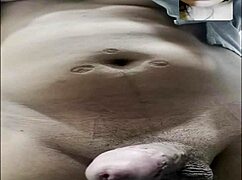 חברה פיליפינית יפה מראה כוס נפוחה בשיחת וידאו