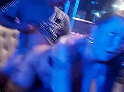 Fræk milf suger pik med anal og creampie i voyeur scene