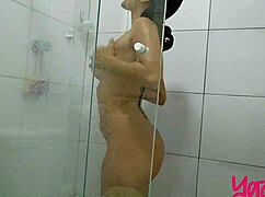 safada se excita no banho e acaba sentando no consolo gg até gozar gostoso