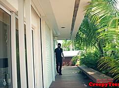 19-letnia laska ostro wyruchana przez napalonego stalkera