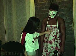 ホラーシーンで18歳の美女がアナルファックとダブルピストンを耐え、恐怖と激しい興奮を混ぜる