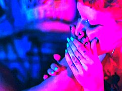 ללקק את הכפות שלי ולהפוך אותי לחרמנית עם קיקולים