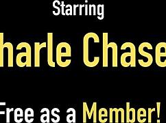 Zrela mačka Charlee Chase drgne klitoris med samojebo