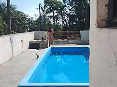 일요일에 벽돌공 불러 수영장 일 끝내려 했는데, 난 준비돼서 걸레처럼 기다렸고, 그가 그냥 자위해서 나한테 쌌어.