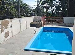 Hei, panggil tukang bata Minggu buat kolam, tapi aku udah mesum nunggu, dia kocok kontol muncrat ke aku.