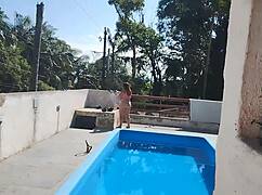 Hey, Pazar Günü Havuz İşini Bitirmesi İçin Tuğla Ustası Çağırdım Ama Hazır ve Fahişe Bekliyordum, O Sadece Sikini Okşadı ve Bana Boşaldı.