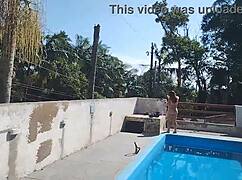 Hej, poklical sem zidarskega delavca v nedeljo, da dokonča bazen, ampak sem bila pripravljena in kurbaška čakala, in on se je samo podrgnil in prišel naravnost zame.