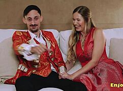 Ξανθιά γλυκιά με ξυρισμένη πούτσα λατρεύει στοματικά σε hardcore πορνό. Ρουφάει και γλείφει πούτσα