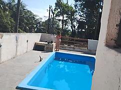 Hej, jag ringde muraren på söndag för att avsluta pooljobbet, men jag var helt redo och slampig och väntade, och han bara onanerade och kom rätt för mig.