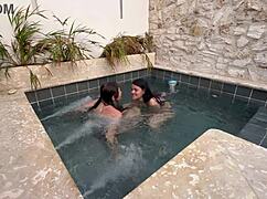 公衆プールでホットレズ2人がバレ寸前オナニー