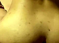 Minyon Pinay evde sevgilisiyle sohbet ediyor