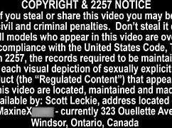 Maxine szereti úszni nedves puncijában nagy cicikkel