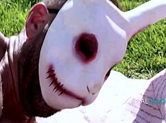 ג'סיקה ריאן מקבלת זיון בתחת מהבן החורג שלה 😈