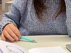 Plachá spolužačka se nechá tvrdě vyjebat od zlobivé kamarádky!