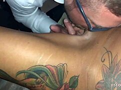 Tyska partyfitta slickas av främlingar i butiken