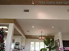 Velikoprsna pastorka skuša ohraniti odnos z očetom in stricem v resničnem prizoru