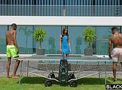 הפיתוי השחור ליאה תוכל להתמודד עם שלישיית BBC עם עמיתים לעבודה?