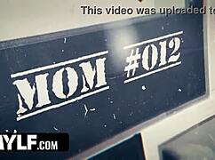 Milf koja krade u prodavnici dobija prenošenje od pastorka i tri muškarca