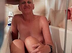 Η καυτή MILF Σάντρα ρίχνει χρυσή βροχή γλείφει κώλο anal και παίρνει facial