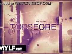 Ta kradoucí MILF se předává nevlastnímu synovi a třem chlapům