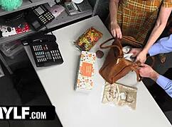 Den butikstyvende milf bliver sendt rundt af sin stedsøn og tre mænd