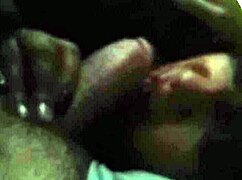 Mamá narra una historia sutil de placeres orales con verga en un entorno neutral