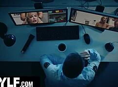 A boltlopó milf körbeadva a mostohafiával és három férfival