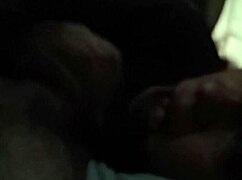 Mama povestește subtil plăceri orale cu pula în decor neutru