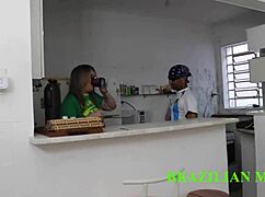 V odmoru tekme v kuhinji nagačim brazilsko zrelko z veliko rito, cel video na Red Sheer